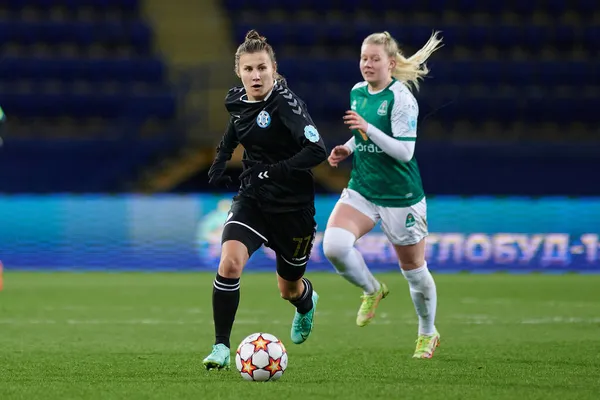 KHARKIV, UKRAINE - 9 Kasım 2021: Bayanlar Şampiyonlar Ligi WFC Kharkiv-WFC Breidablik maçı sırasında Olha Ovdiychuk 