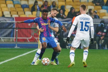 KYIV, UKRAINE - 2 Kasım 2021: Ansu Fati (10). UEFA Şampiyonlar Ligi FC Dinamo Kyiv, FC Barcelona 'ya karşı.