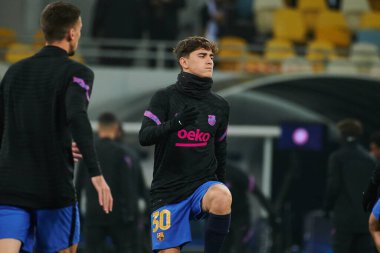 KYIV, UKRAINE - 2 Kasım 2021: Gavi (30). UEFA Şampiyonlar Ligi FC Dinamo Kyiv, FC Barcelona 'ya karşı.