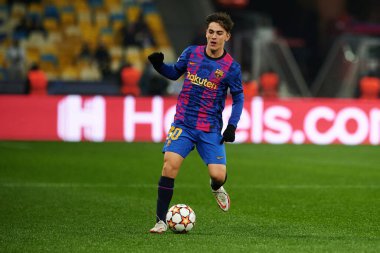KYIV, UKRAINE - 2 Kasım 2021: Gavi (30). UEFA Şampiyonlar Ligi FC Dinamo Kyiv, FC Barcelona 'ya karşı.