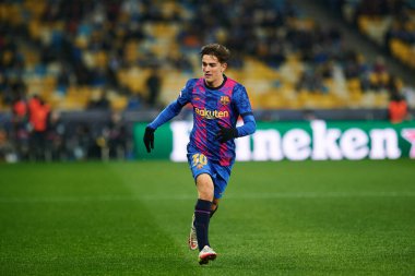 KYIV, UKRAINE - 2 Kasım 2021: Gavi (30). UEFA Şampiyonlar Ligi FC Dinamo Kyiv, FC Barcelona 'ya karşı.