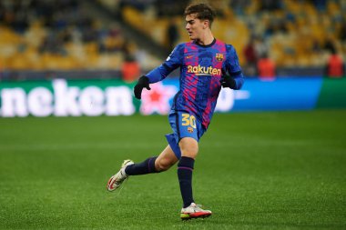 KYIV, UKRAINE - 2 Kasım 2021: Gavi (30). UEFA Şampiyonlar Ligi FC Dinamo Kyiv, FC Barcelona 'ya karşı.