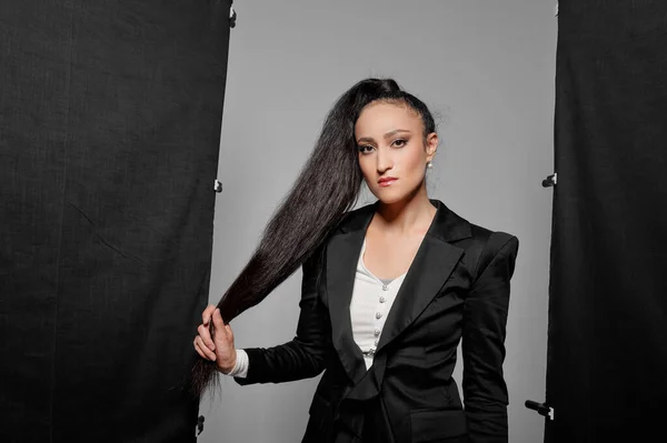 Siyah Ceketli Uzun Saçlı Moda Bir Kadının Portresi — Stok fotoğraf