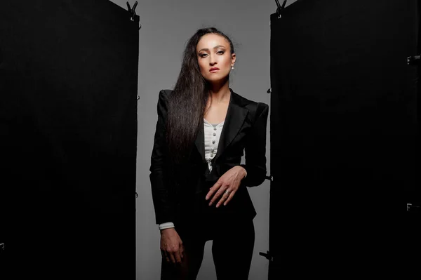 Siyah Ceketli Taytlı Modaya Uygun Kadın Portresi — Stok fotoğraf