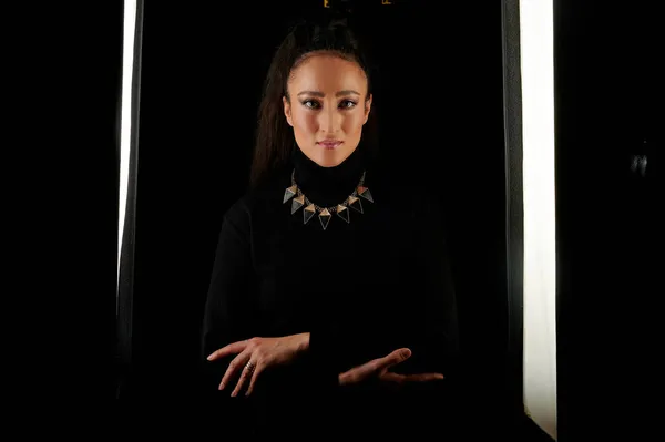 Gösterişsiz Moda Portresi Siyah Kazak Tayt Giymiş Moda Bir Kadın — Stok fotoğraf