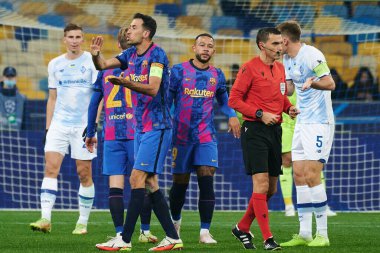 KYIV, UKRAINE - NOVEMBER 2, 2021: Sergio Busquets (kaptan) (5). UEFA Şampiyonlar Ligi FC Dinamo Kyiv, FC Barcelona 'ya karşı.