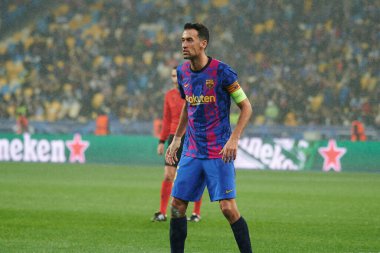 KYIV, UKRAINE - NOVEMBER 2, 2021: Sergio Busquets (kaptan) (5). UEFA Şampiyonlar Ligi FC Dinamo Kyiv, FC Barcelona 'ya karşı.