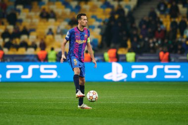 KYIV, UKRAINE - NOVEMBER 2, 2021: Sergio Busquets (kaptan) (5). UEFA Şampiyonlar Ligi FC Dinamo Kyiv, FC Barcelona 'ya karşı.