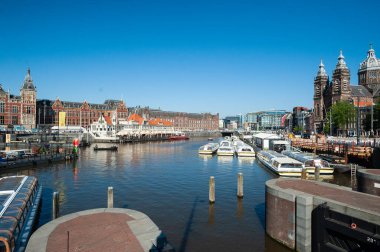 AMSTERDAM, NETHERLANDS - 13 Haziran 2021: Sokakların güzel manzarası, antik binalar, insanlar, Amsterdam 'ın setleri 