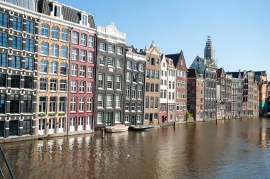 AMSTERDAM, NETHERLANDS - 13 Haziran 2021: Sokakların güzel manzarası, antik binalar, insanlar, Amsterdam 'ın setleri 
