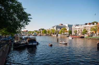 AMSTERDAM, NETHERLANDS - 13 Haziran 2021: Sokakların güzel manzarası, antik binalar, insanlar, Amsterdam 'ın setleri 