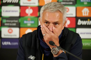 ZAPORIZHZHIA, UKRAINE - 28 Eylül 2021: Joe MOURINHO konferans basınında. UEFA Konferans Ligi FC Zorya Luhansk ile AC Romanları arasındaki karşılaşma