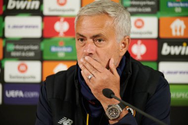 ZAPORIZHZHIA, UKRAINE - 28 Eylül 2021: Joe MOURINHO konferans basınında. UEFA Konferans Ligi FC Zorya Luhansk ile AC Romanları arasındaki karşılaşma