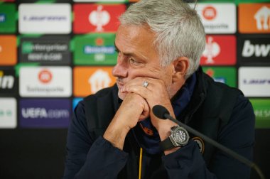 ZAPORIZHZHIA, UKRAINE - 28 Eylül 2021: Joe MOURINHO konferans basınında. UEFA Konferans Ligi FC Zorya Luhansk ile AC Romanları arasındaki karşılaşma