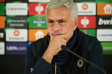 ZAPORIZHZHIA, UKRAINE - 28 Eylül 2021: Joe MOURINHO konferans basınında. UEFA Konferans Ligi FC Zorya Luhansk ile AC Romanları arasındaki karşılaşma