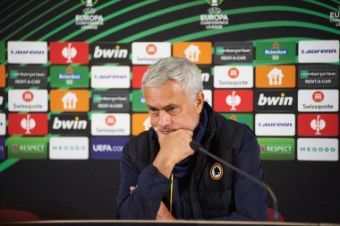 ZAPORIZHZHIA, UKRAINE - 28 Eylül 2021: Joe MOURINHO konferans basınında. UEFA Konferans Ligi FC Zorya Luhansk ile AC Romanları arasındaki karşılaşma
