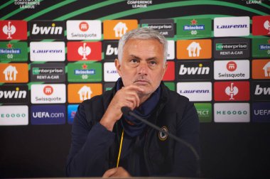 ZAPORIZHZHIA, UKRAINE - 28 Eylül 2021: Joe MOURINHO konferans basınında. UEFA Konferans Ligi FC Zorya Luhansk ile AC Romanları arasındaki karşılaşma