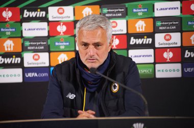 ZAPORIZHZHIA, UKRAINE - 28 Eylül 2021: Joe MOURINHO konferans basınında. UEFA Konferans Ligi FC Zorya Luhansk ile AC Romanları arasındaki karşılaşma