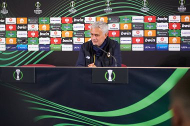 ZAPORIZHZHIA, UKRAINE - 28 Eylül 2021: Joe MOURINHO konferans basınında. UEFA Konferans Ligi FC Zorya Luhansk ile AC Romanları arasındaki karşılaşma