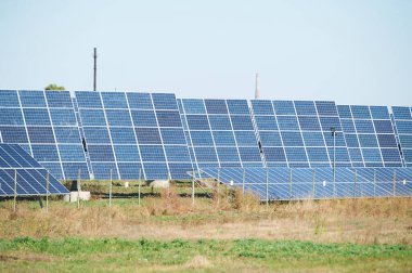 Doğal enerji için alternatif yenilenebilir kaynaklar. Güneş enerjisi istasyonundaki güneş hücreleri. 