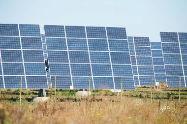 Doğal enerji için alternatif yenilenebilir kaynaklar. Güneş enerjisi istasyonundaki güneş hücreleri. 