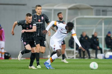 ZAPORIZHZHIA, UKRAINE - 28 Eylül 2021: Ebrima Darboe (55). UEFA Konferans Ligi FC Zorya Luhansk ile AC Romanları arasındaki karşılaşma