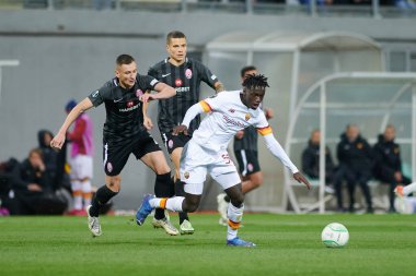 ZAPORIZHZHIA, UKRAINE - 28 Eylül 2021: Ebrima Darboe (55). UEFA Konferans Ligi FC Zorya Luhansk ile AC Romanları arasındaki karşılaşma