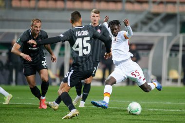 ZAPORIZHZHIA, UKRAINE - 28 Eylül 2021: Ebrima Darboe (55). UEFA Konferans Ligi FC Zorya Luhansk ile AC Romanları arasındaki karşılaşma