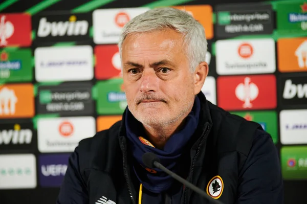 ZAPORIZHZHIA, UKRAINE - 28 Eylül 2021: Joe MOURINHO konferans basınında. UEFA Konferans Ligi FC Zorya Luhansk ile AC Romanları arasındaki karşılaşma