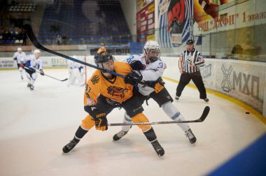 KHARKIV, UKRAINE - 2 Aralık 2021: Ukrayna hokey ligi Rulav Odd vs Dnepr maçı. Film sesi ve kazancı olan fotoğraf