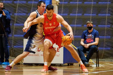 KHARKIV, UKRAINE - 3 Aralık 2021: Ukrayna Windrose Ligi basketbol maçı Kharkivski Sokoly Krivbass 'a karşı. Film sesi ve kazancı olan fotoğraf