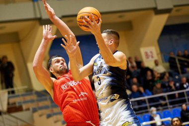 KHARKIV, UKRAINE - 3 Aralık 2021: Ukrayna Windrose Ligi basketbol maçı Kharkivski Sokoly Krivbass 'a karşı. Film sesi ve kazancı olan fotoğraf