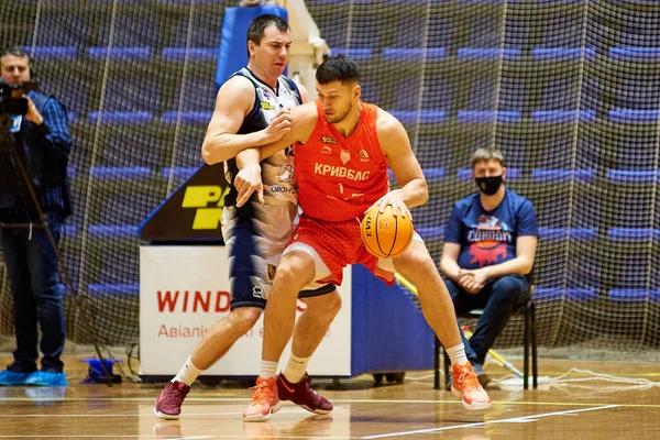 KHARKIV, UKRAINE - 3 Aralık 2021: Ukrayna Windrose Ligi basketbol maçı Kharkivski Sokoly Krivbass 'a karşı. Film sesi ve kazancı olan fotoğraf