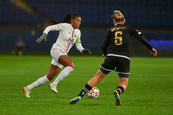 KHARKIV, UKRAINE - 8 Aralık 2021: UEFA Kadınlar Şampiyonlar Ligi Zhilstroi-1 - PSG. 