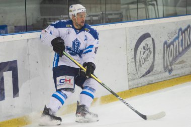 KHARKIV, UKRAINE - 9 Aralık 2021: Ukrayna hokey ligi Rulav Oddr ve Sokil arasındaki hokey maçı