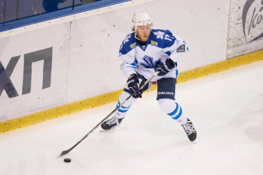 KHARKIV, UKRAINE - 9 Aralık 2021: Ukrayna hokey ligi Rulav Oddr ve Sokil arasındaki hokey maçı