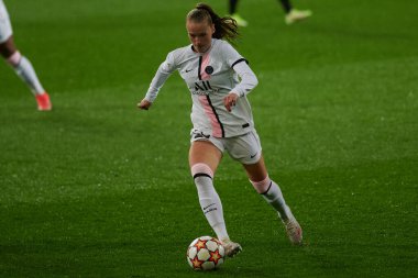 KHARKIV, UKRAINE 8 Aralık 2021 Jade Le Guilly. UEFA Kadınlar Ligi 'nin futbol maçı Zhilstroi-1 PSG' ye karşı.. 