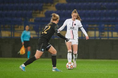 KHARKIV, UKRAINE 8 Aralık 2021 Jade Le Guilly. UEFA Kadınlar Ligi 'nin futbol maçı Zhilstroi-1 PSG' ye karşı.. 