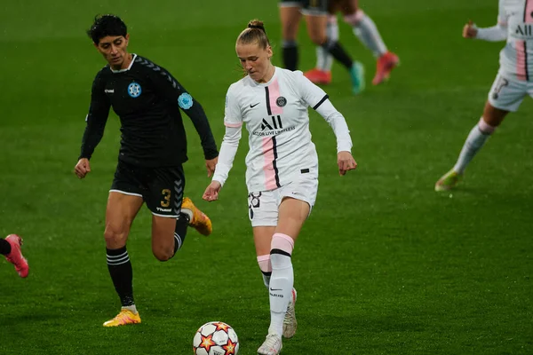 KHARKIV, UKRAINE 8 Aralık 2021 Jade Le Guilly. UEFA Kadınlar Ligi 'nin futbol maçı Zhilstroi-1 PSG' ye karşı.. 