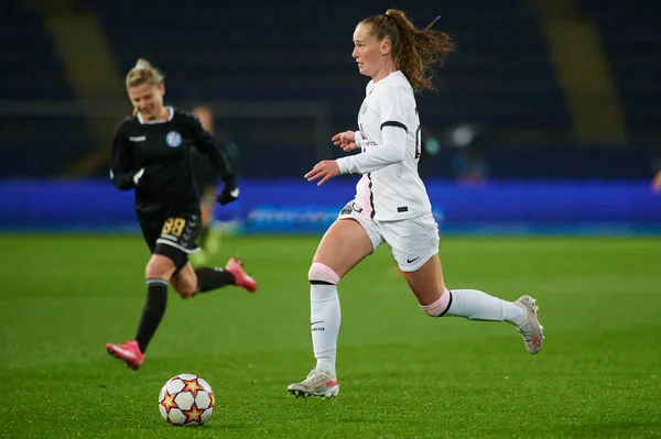 KHARKIV, UKRAINE 8 Aralık 2021 Jade Le Guilly. UEFA Kadınlar Ligi 'nin futbol maçı Zhilstroi-1 PSG' ye karşı.. 