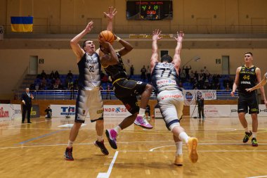 KHARKIV, UKRAINE - 1 Aralık 2021: Super League Pari Maçı, Sokoly vs Kyiv Basket maçı 