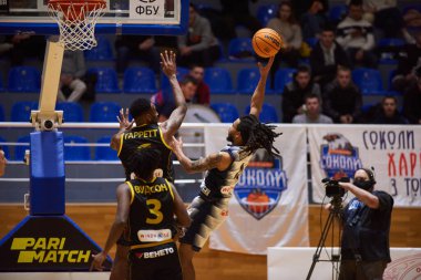 KHARKIV, UKRAINE - 1 Aralık 2021: Super League Pari Maçı, Sokoly vs Kyiv Basket maçı 