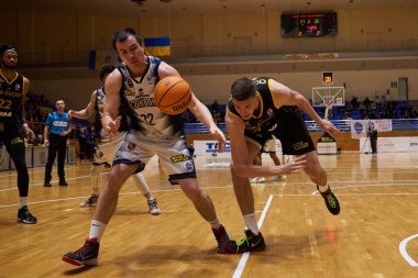 KHARKIV, UKRAINE - 1 Aralık 2021: Super League Pari Maçı, Sokoly vs Kyiv Basket maçı 