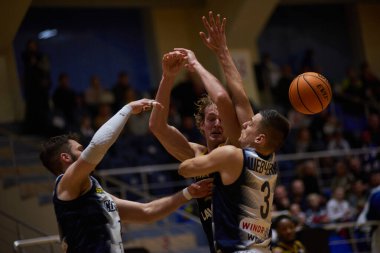 KHARKIV, UKRAINE - 1 Aralık 2021: Super League Pari Maçı, Sokoly vs Kyiv Basket maçı 