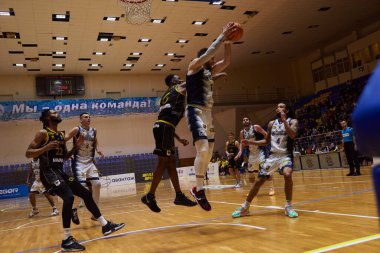 KHARKIV, UKRAINE - 1 Aralık 2021: Super League Pari Maçı, Sokoly vs Kyiv Basket maçı 