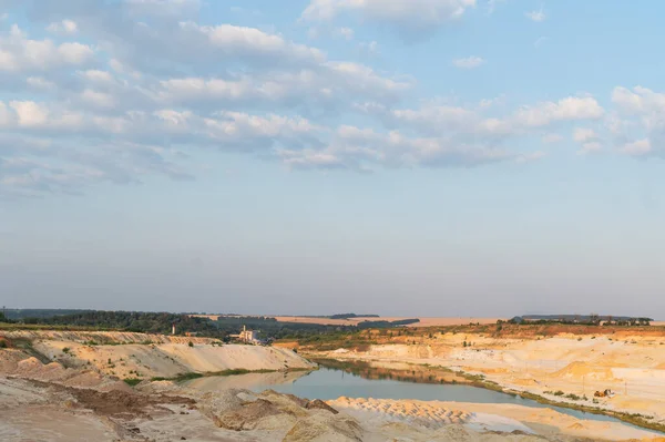 Pískový Lom Tyrkysová Laguna Povrchový Důl Exponovanými Barevnými Minerály Zařízení — Stock fotografie