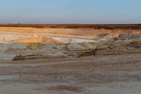 砂の採石場 ターコイズラグーンと露出色の鉱物を持つ表面鉱山 ピット下部の機器 — ストック写真