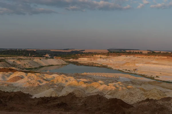 砂の採石場 ターコイズラグーンと露出色の鉱物を持つ表面鉱山 ピット下部の機器 — ストック写真