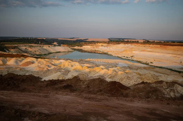 Cantera Arena Laguna Turquesa Mina Superficie Con Minerales Colores Expuestos — Foto de Stock