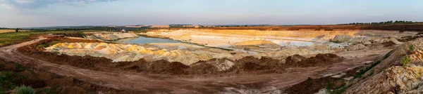 Cantera Arena Laguna Turquesa Mina Superficie Con Minerales Colores Expuestos — Foto de Stock